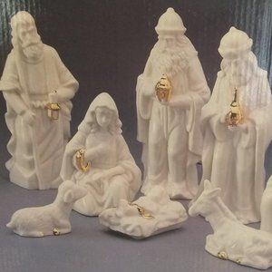 Beautiful Vintage 8 Piece Porcelain White & Gold Toned Nativity Set